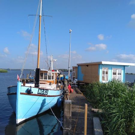 Waterhuisjes Op De Pier Van Lauwersmeerplezier! Lauwersoog Exterior foto