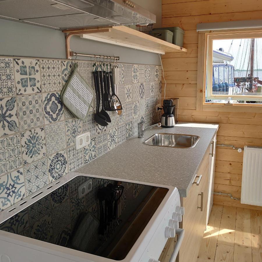 Waterhuisjes Op De Pier Van Lauwersmeerplezier! Lauwersoog Exterior foto