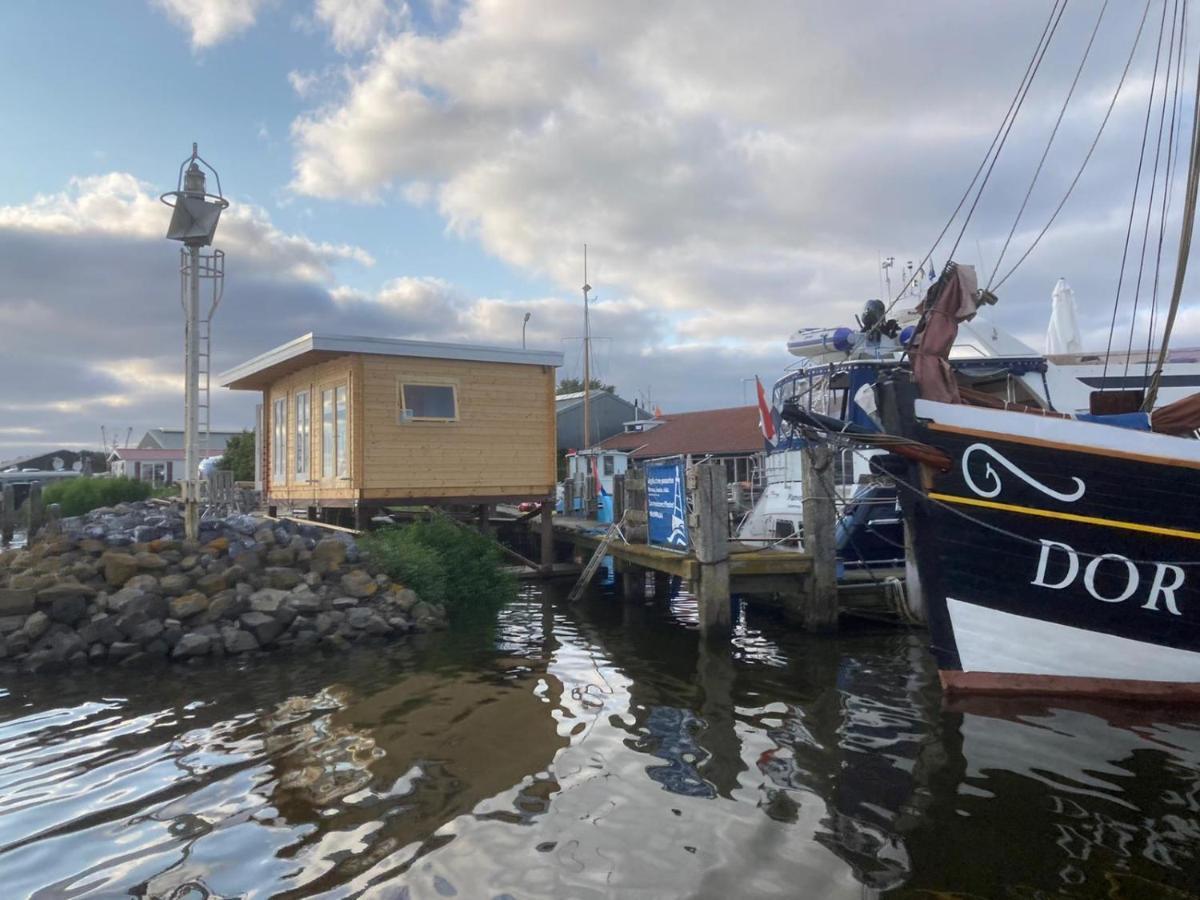 Waterhuisjes Op De Pier Van Lauwersmeerplezier! Lauwersoog Exterior foto